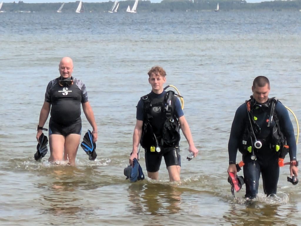 Plongeurs du club sortant de l'eau après une plongée en lac